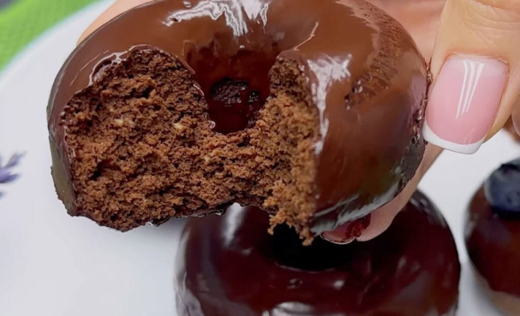 Non avevo tempo per fare una torta, ma in 10 minuti ho preparato queste ciambelle al cioccolato | Solo 170 Kcal!