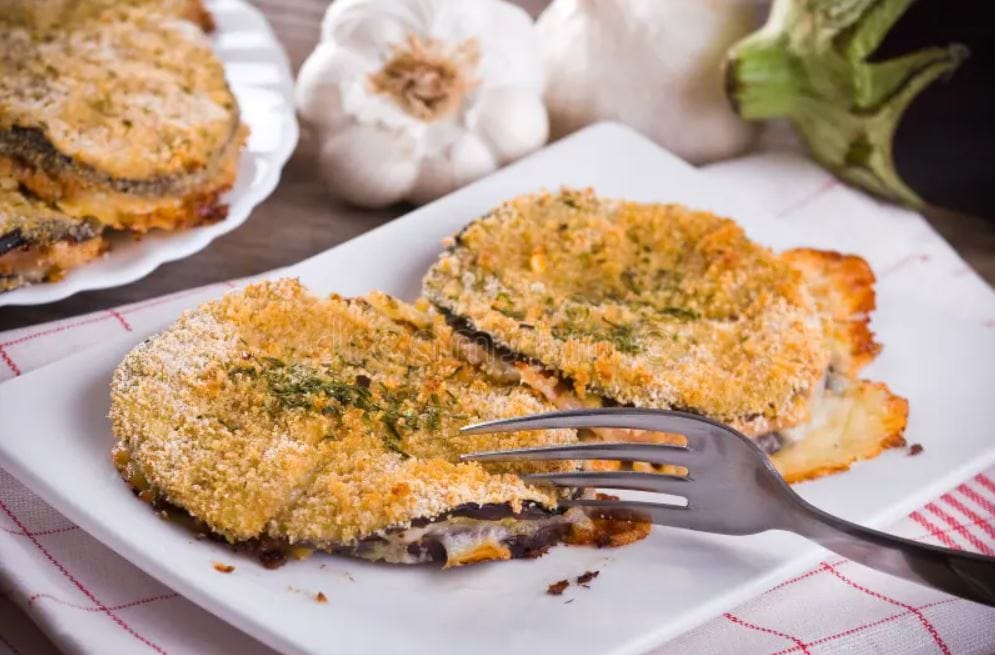Cotolette di melanzane light ripiene con prosciutto e scamorza: così ti viene voglia di mangiarle sempre. Solo 160 Kcal!