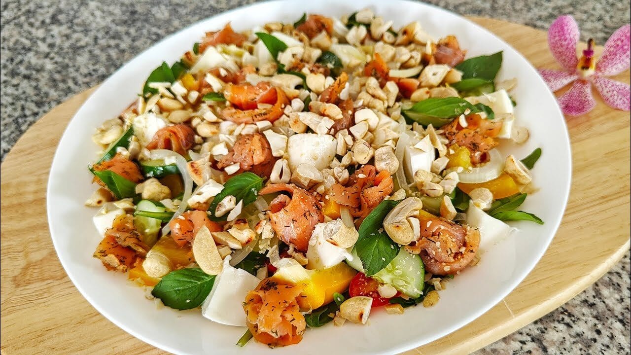 insalata-di-rucola-salmone-mozzarella-pomodori-cetrioli-cipolla-basilico-e-anacardi-6162570