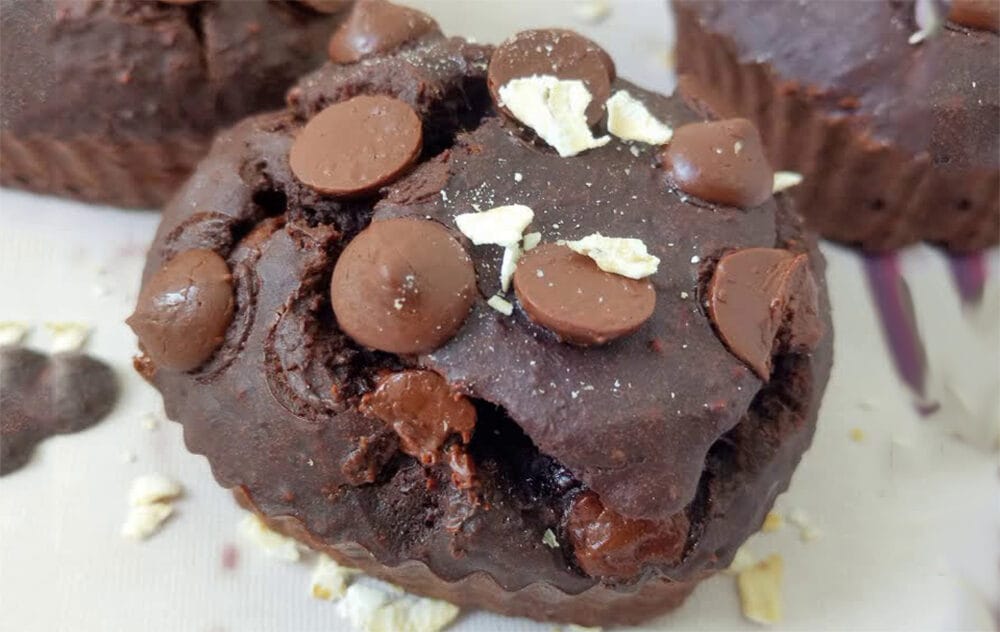Appena 110 kcal | Senza farina, burro e zucchero: è la prima volta che faccio i muffin al cioccolato così!