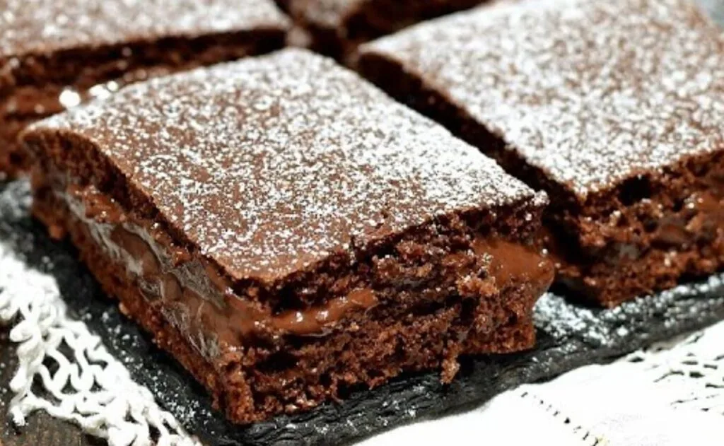 Appena 100 Kcal | Mi sono messa ad impastare ma non avevo uova, latte e zucchero: ma questa torta è venuta la fine del mondo lo stesso!