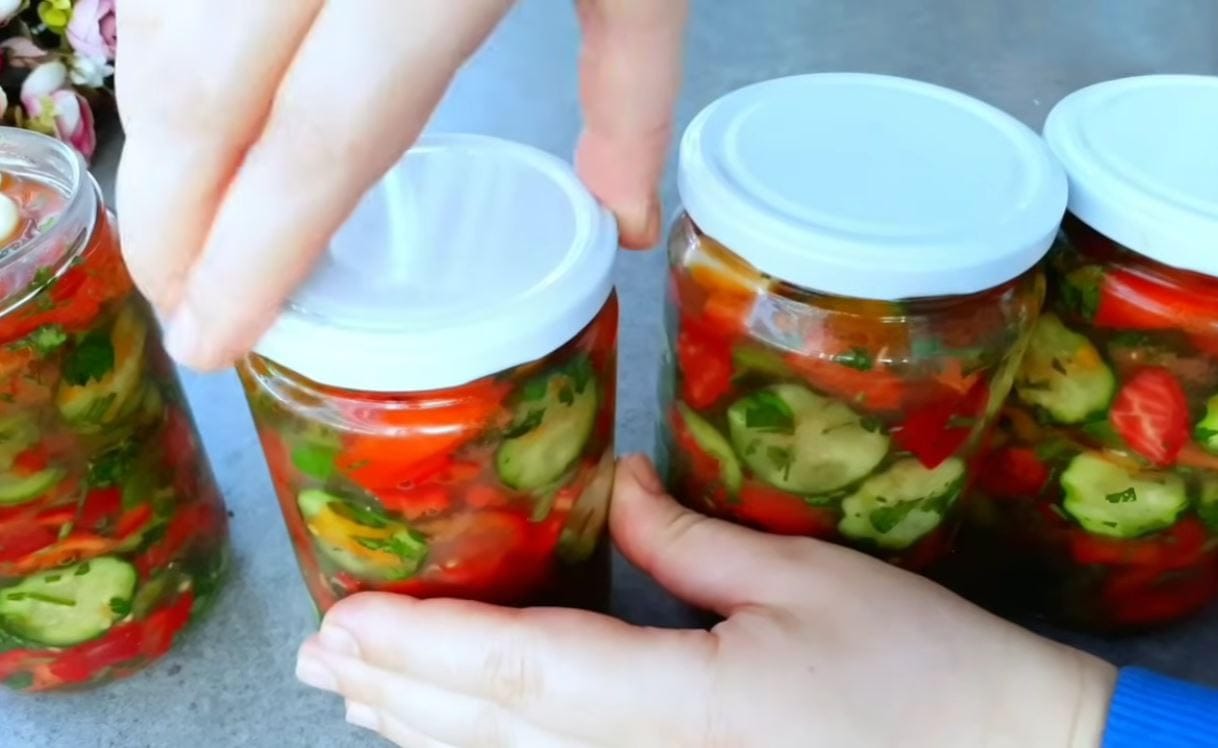 barattoli di cetrioli, peperoni e pomodori