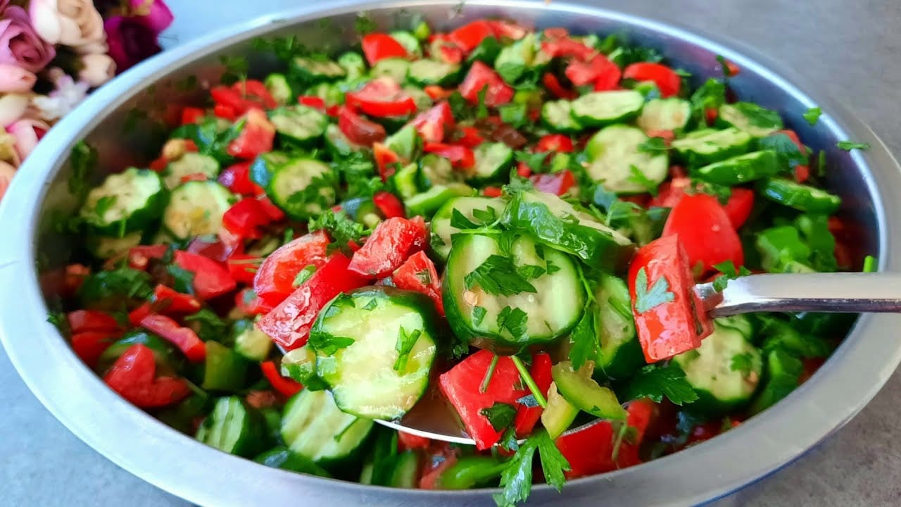 barattoli di cetrioli, peperoni e pomodori