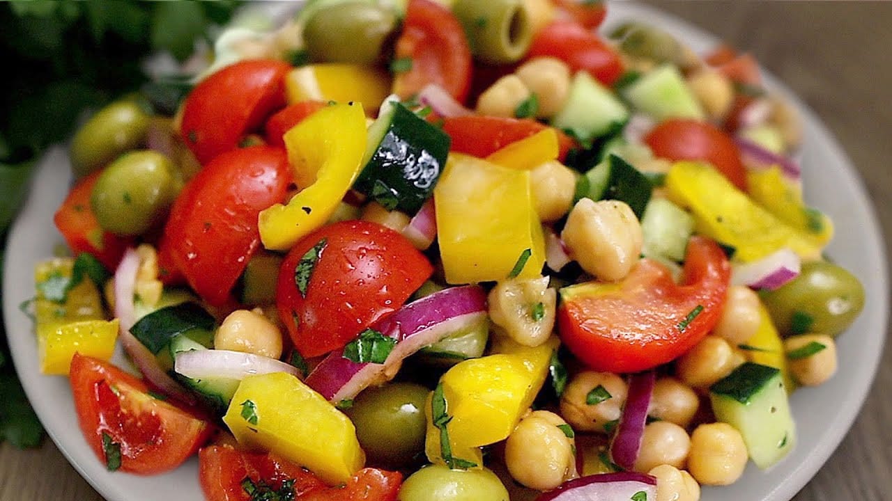 Insalata di ceci, pomodori, olive, peperoni e cipolla 
