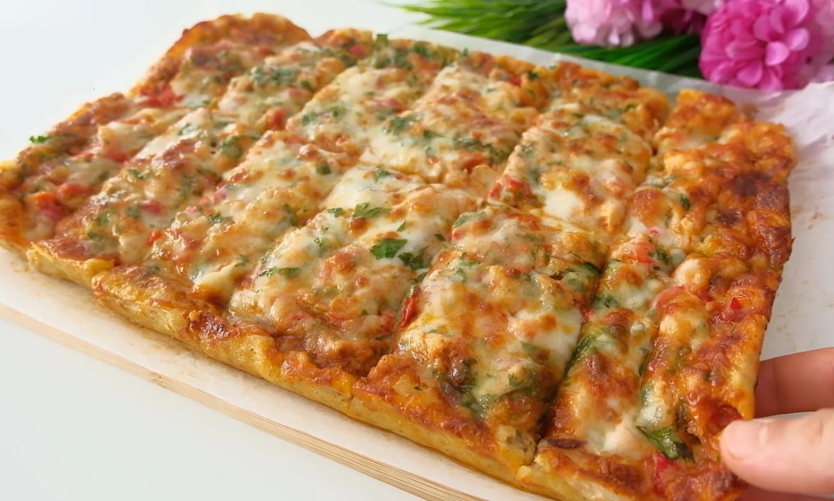 Pizza salata con pollo, patate e verdure