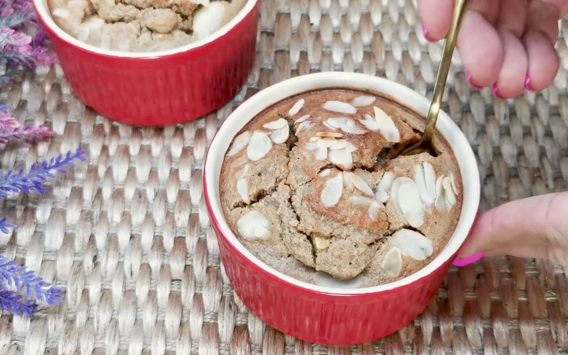Torta in tazza di mele, banana e avena