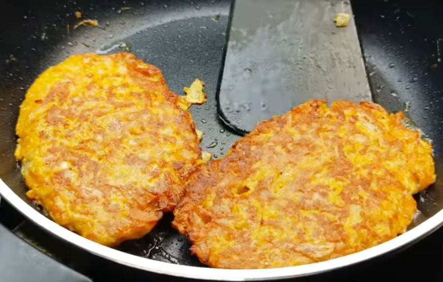 Il cavolo cappuccio prima non lo voleva nessuno, ora che ci preparo queste frittelle corrono tutti | Solo 95 Kcal!