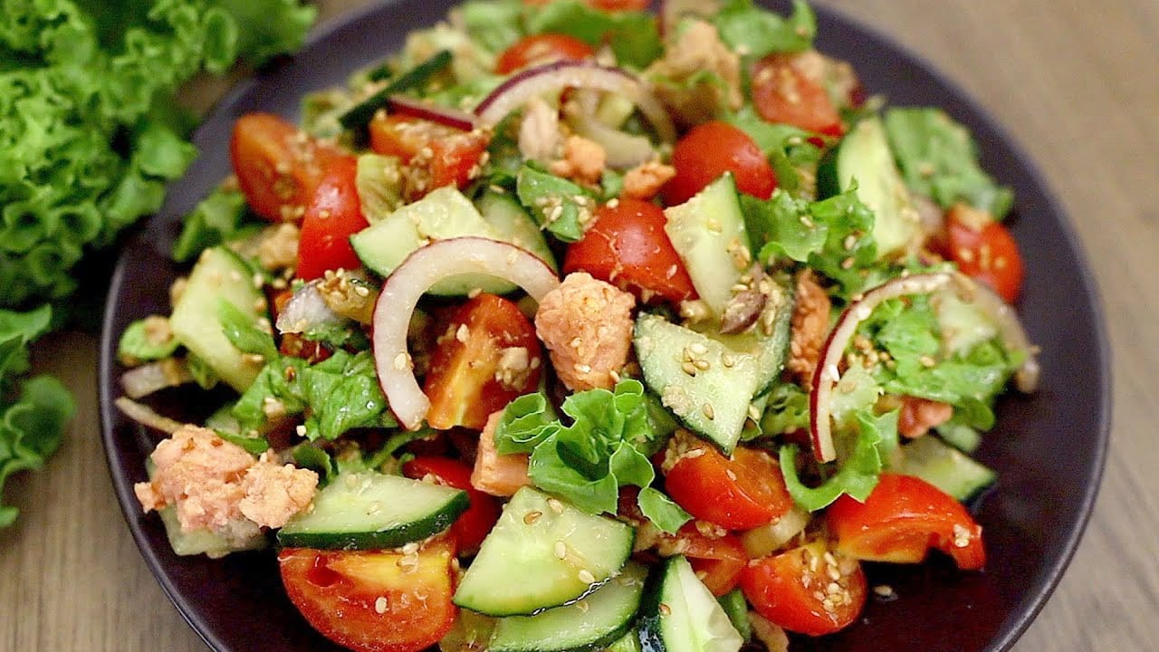Insalata di tonno, pomodorini e cipolla
