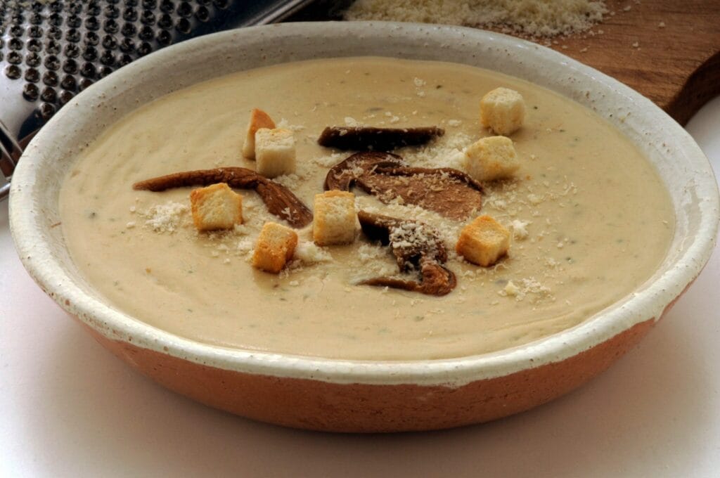 Questa vellutata ai funghi porcini mi riempie e fa passare la fame, in inverno è perfetta | Solo 230 Kcal!