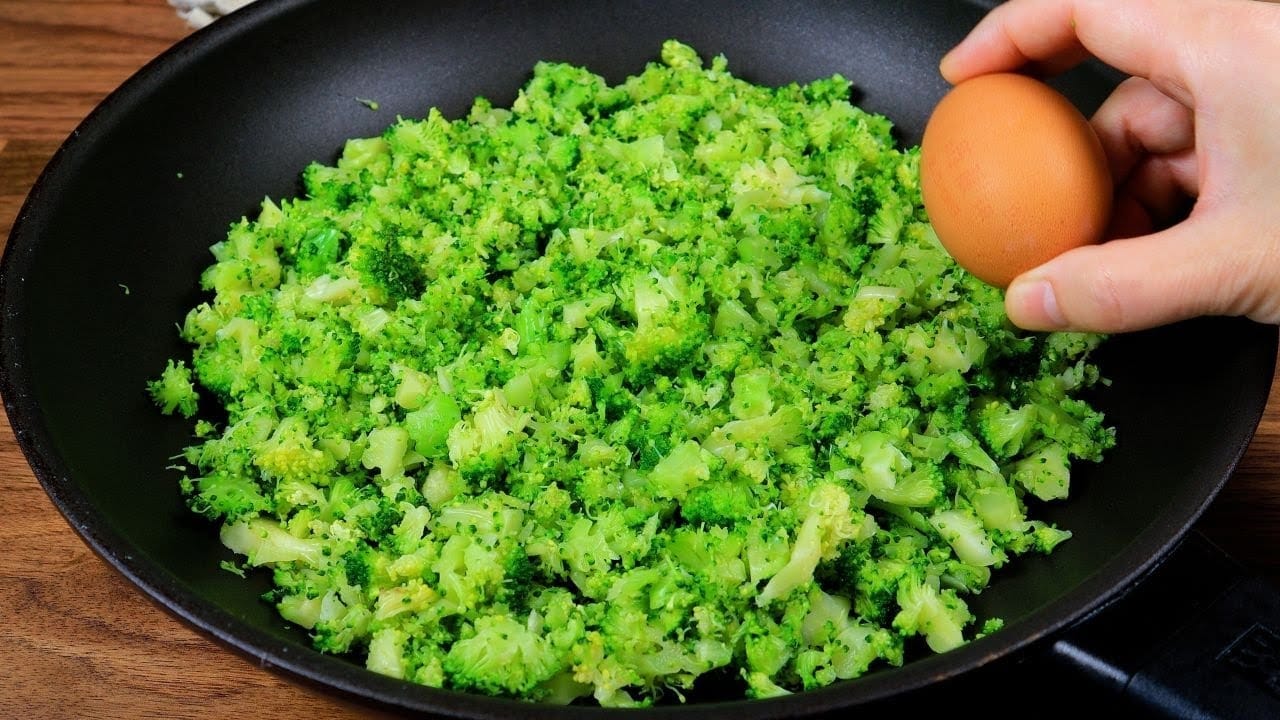 Guarda un po' cosa ci preparo con broccoli e uova, la cena veloce e sana di 460 calorie!