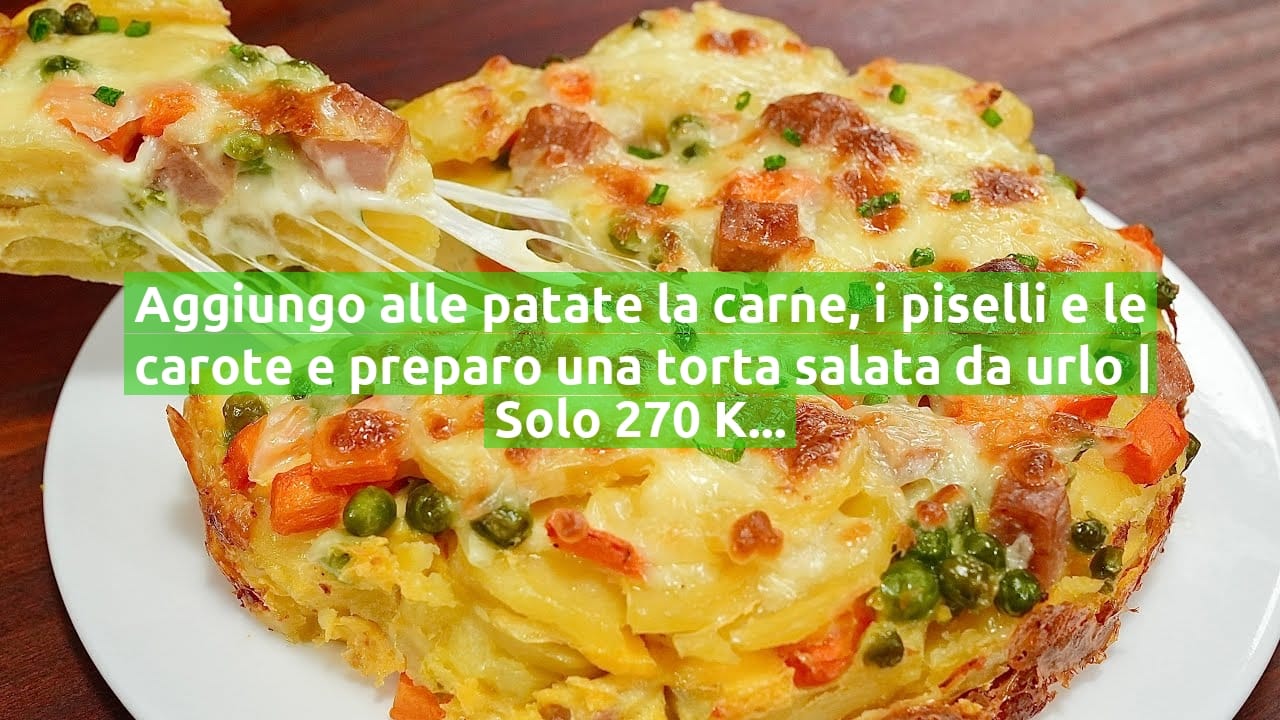 Aggiungo alle patate la carne, i piselli e le carote e preparo una torta salata da urlo | Solo 270 Kcal!