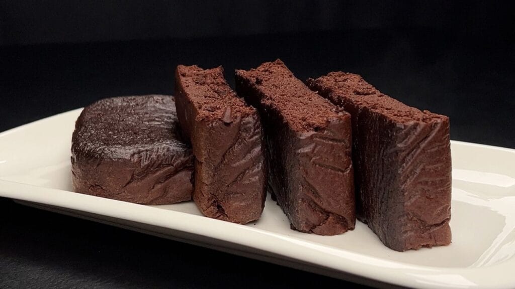 Il brownie al cioccolato della salute che puoi mangiare anche ogni giorno se vuoi: è ricco di proteine e goloso | Solo 190 Kcal!