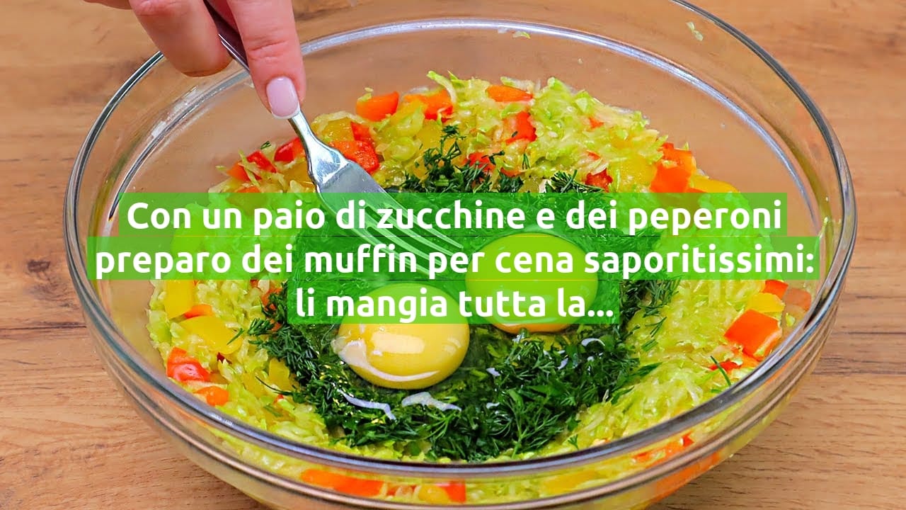 Con un paio di zucchine e dei peperoni preparo dei muffin per cena saporitissimi: li mangia tutta la famiglia!