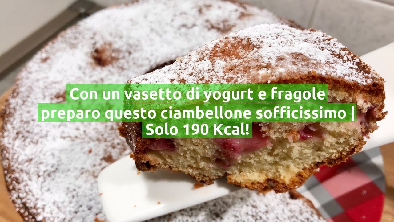 Con un vasetto di yogurt e fragole preparo questo ciambellone sofficissimo | Solo 190 Kcal!