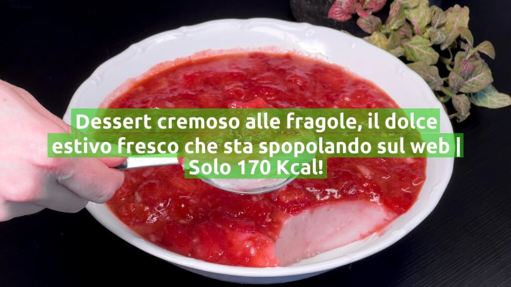 Dessert cremoso alle fragole, il dolce estivo fresco che sta spopolando sul web | Solo 170 Kcal!