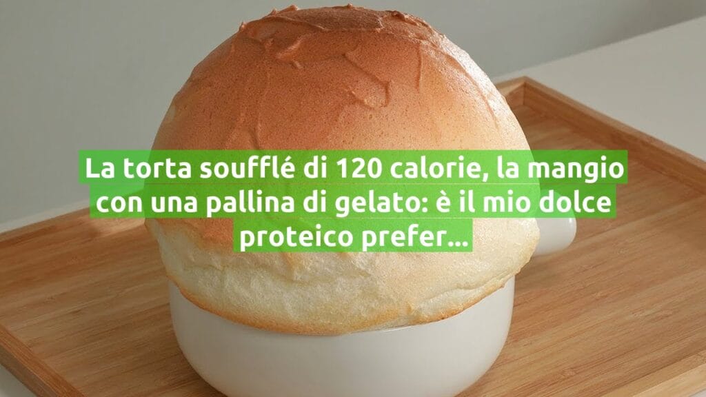 La torta soufflé di 120 calorie, la mangio con una pallina di gelato: è il mio dolce proteico preferito in estate!