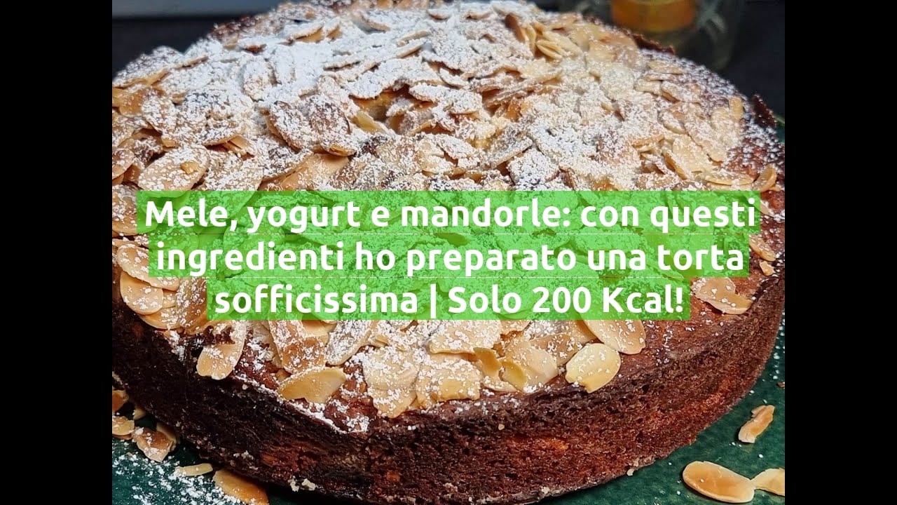 Mele, yogurt e mandorle: con questi ingredienti ho preparato una torta sofficissima | Solo 200 Kcal!