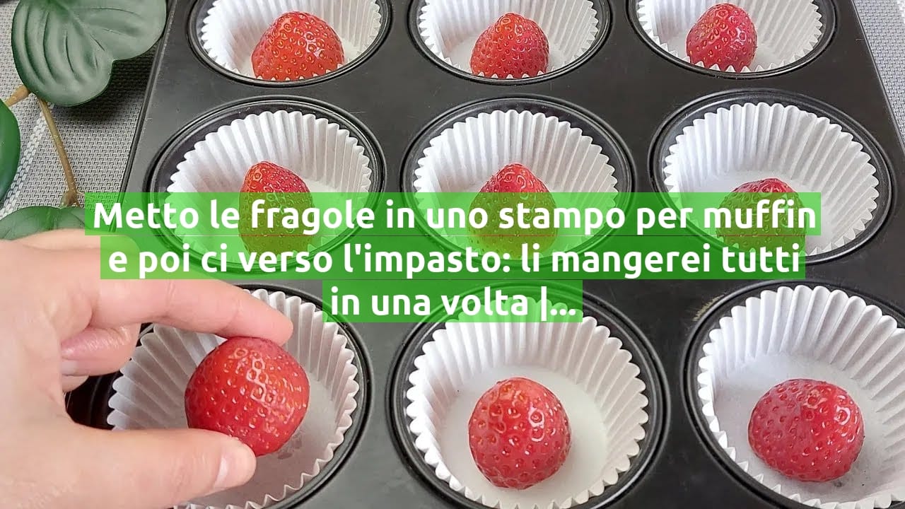Metto le fragole in uno stampo per muffin e poi ci verso l'impasto: li mangerei tutti in una volta | Solo 130 Kcal!
