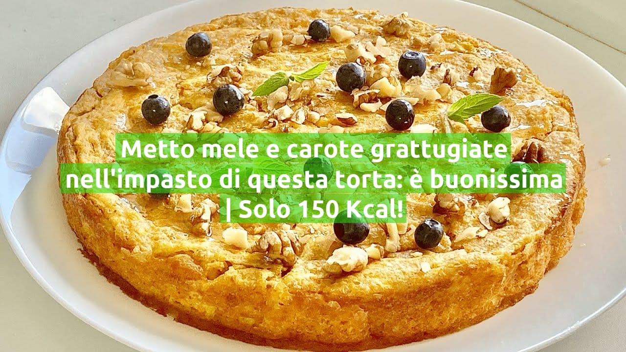 Metto mele e carote grattugiate nell'impasto di questa torta: è buonissima | Solo 150 Kcal!