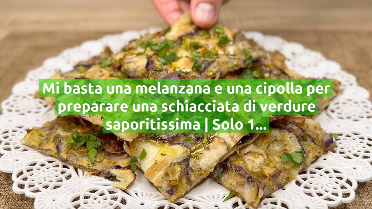 Mi basta una melanzana e una cipolla per preparare una schiacciata di verdure saporitissima | Solo 120 Kcal!