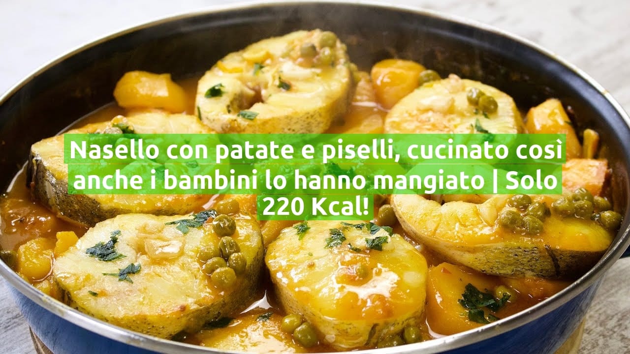 Nasello con patate e piselli, cucinato così anche i bambini lo hanno mangiato | Solo 220 Kcal!