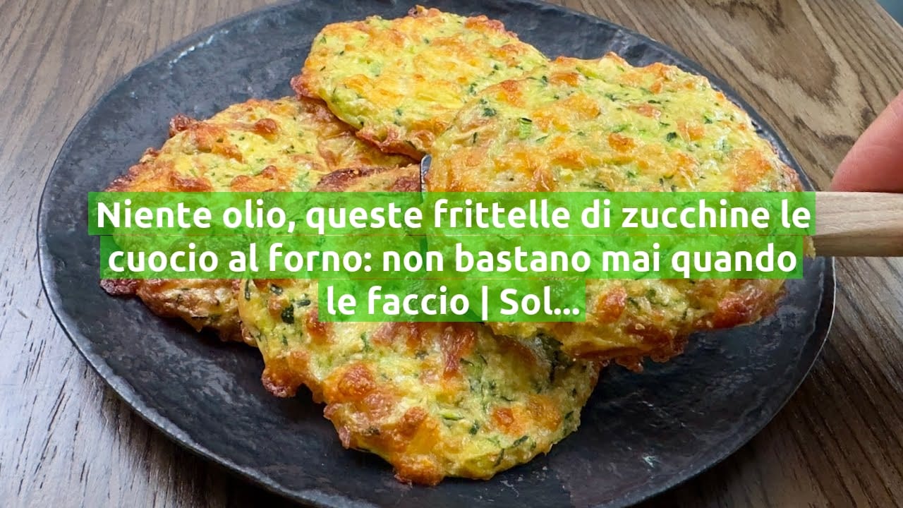 Niente olio, queste frittelle di zucchine le cuocio al forno: non bastano mai quando le faccio | Solo 80 Kcal!