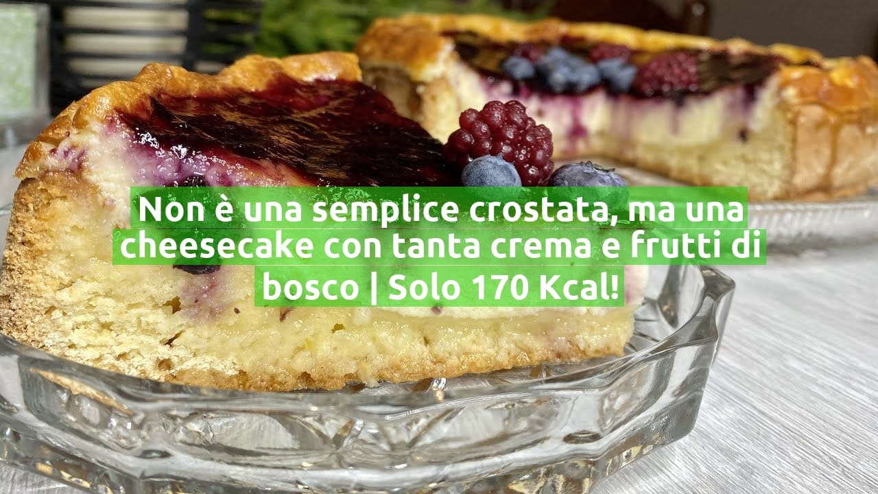 Non è una semplice crostata, ma una cheesecake con tanta crema e frutti di bosco | Solo 170 Kcal!
