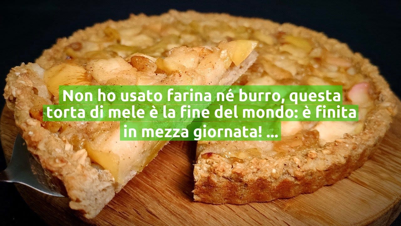 Non ho usato farina né burro, questa torta di mele è la fine del mondo: è finita in mezza giornata! Solo 160 Kcal
