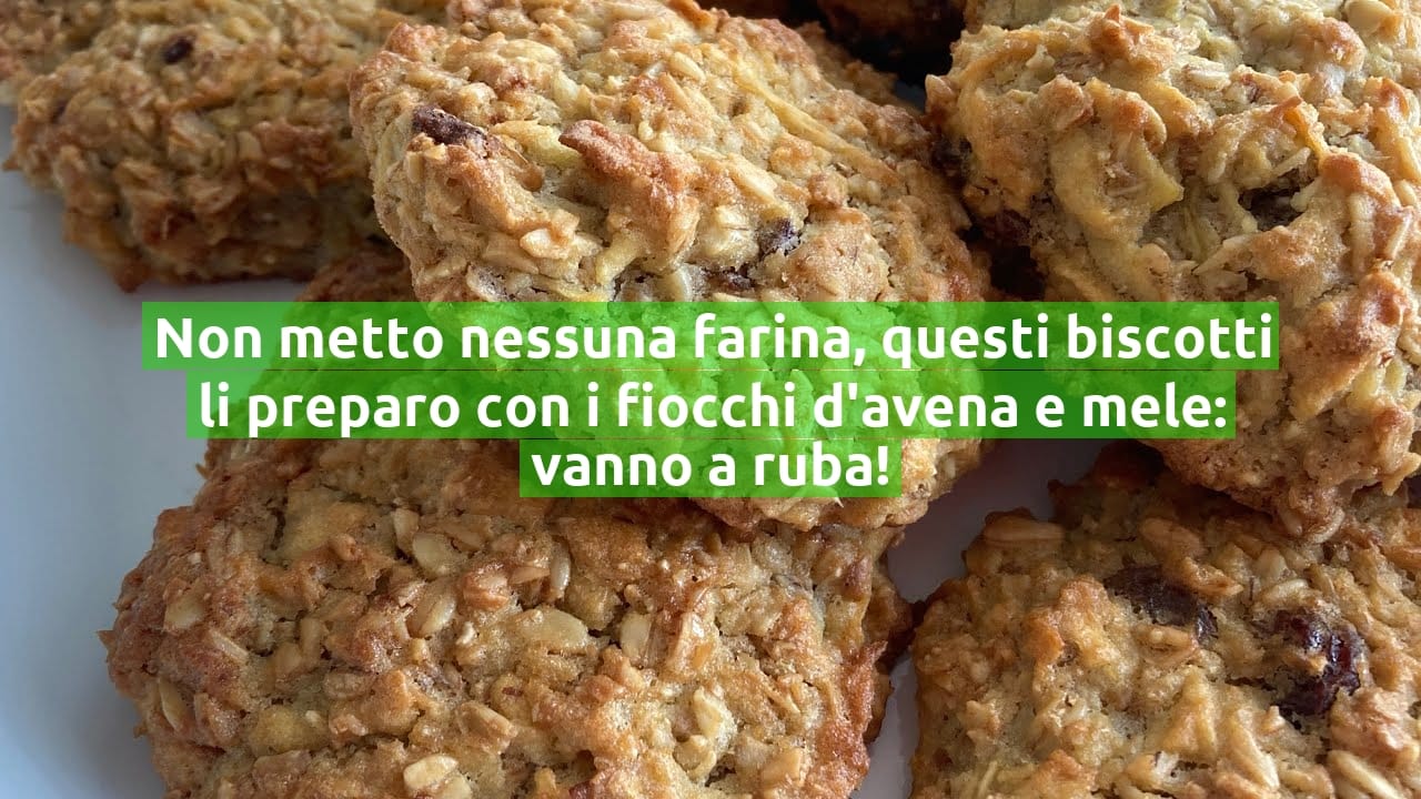 Non metto nessuna farina, questi biscotti li preparo con i fiocchi d'avena e mele: vanno a ruba!