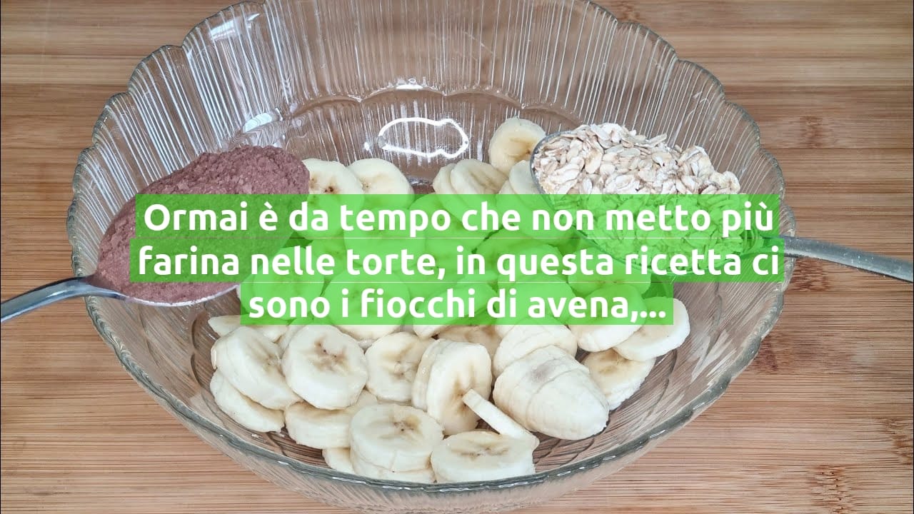Ormai è da tempo che non metto più farina nelle torte, in questa ricetta ci sono i fiocchi di avena, banane e cacao | Solo 190 Kcal!