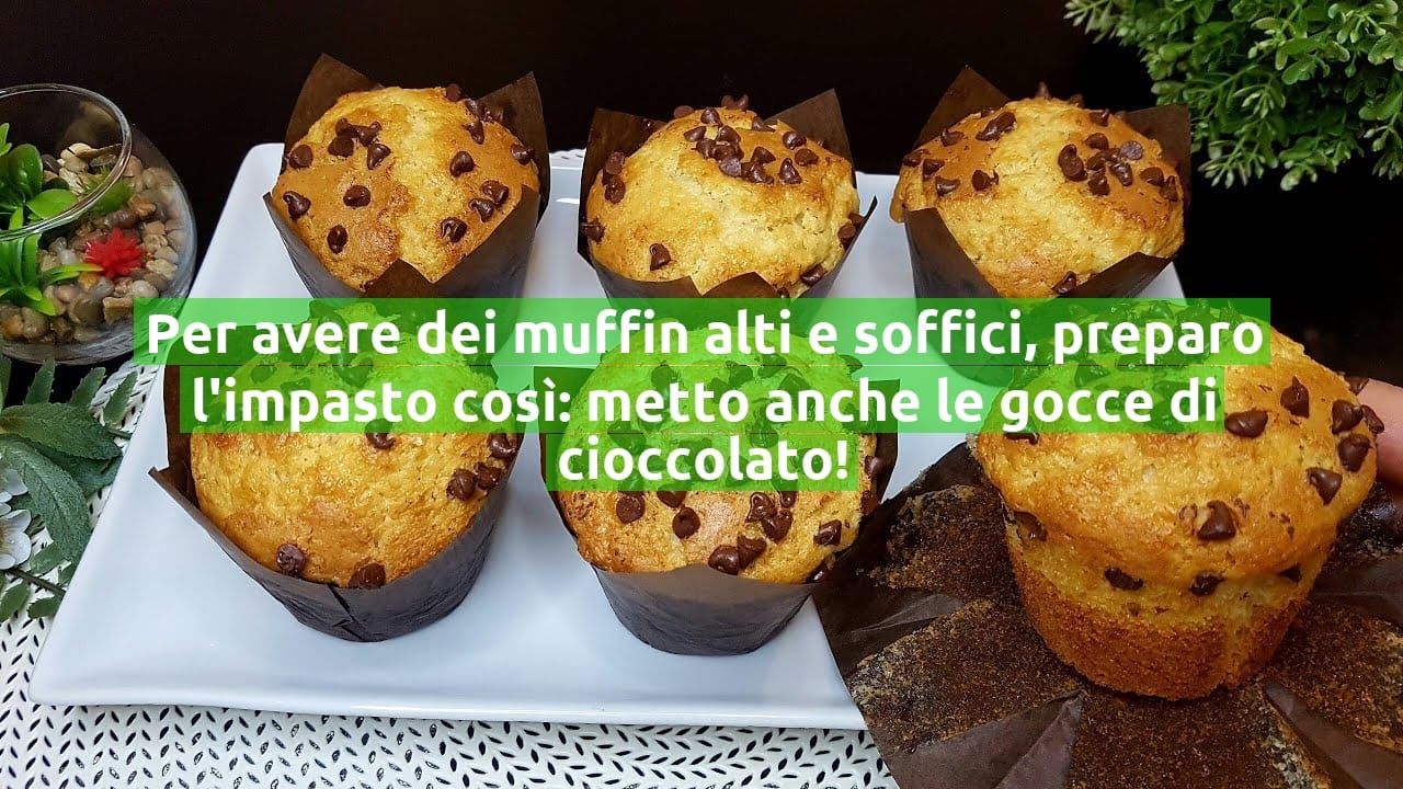 Per avere dei muffin alti e soffici, preparo l'impasto così: metto anche le gocce di cioccolato!