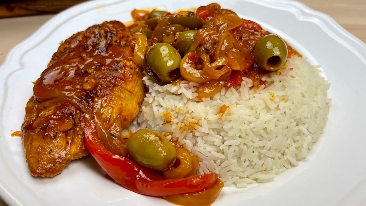 Petto di pollo in salsa con riso