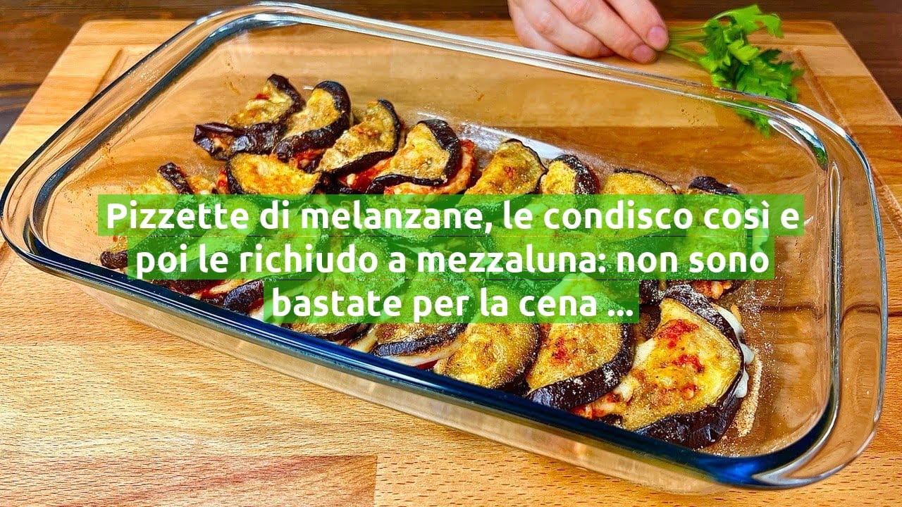 Pizzette di melanzane, le condisco così e poi le richiudo a mezzaluna: non sono bastate per la cena | Solo 40 Kcal!