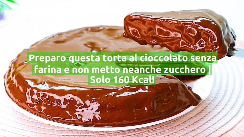 Preparo questa torta al cioccolato senza farina e non metto neanche zucchero | Solo 160 Kcal!