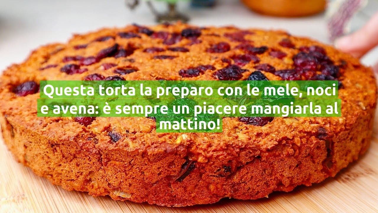 Questa torta la preparo con le mele, noci e avena: è sempre un piacere mangiarla al mattino!