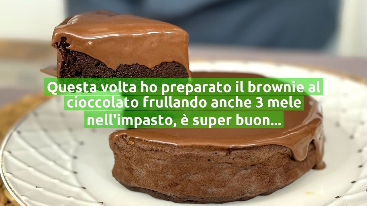 Questa volta ho preparato il brownie al cioccolato frullando anche 3 mele nell'impasto, è super buono | Solo 140 Kcal!
