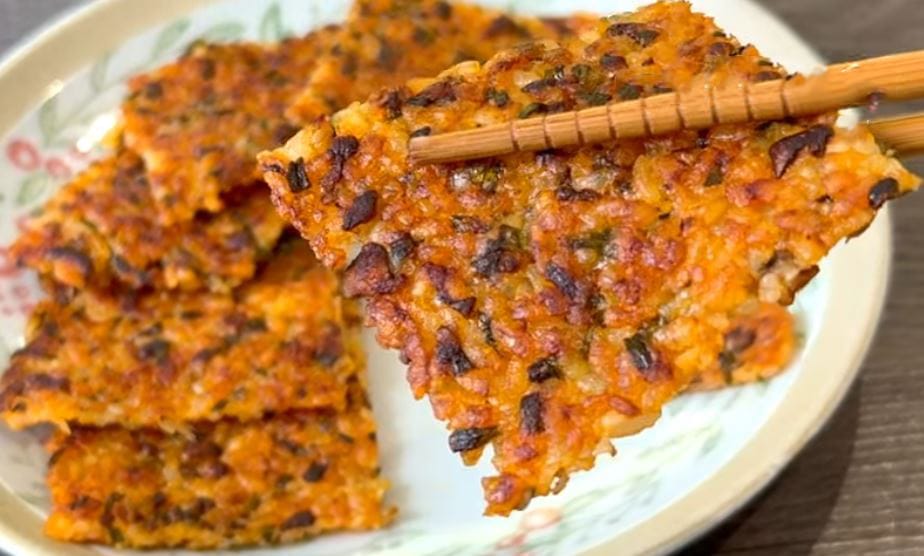 Ho avuto la geniale idea di saltare il riso in padella, pressarlo e compattarlo e guarda che risultato!