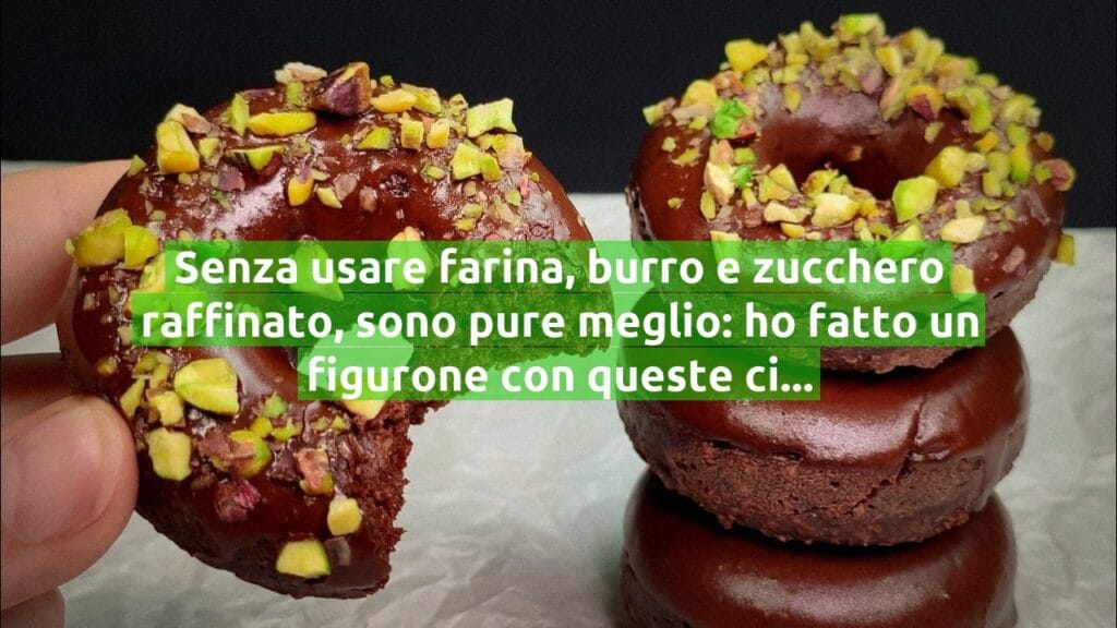 Senza usare farina, burro e zucchero raffinato, sono pure meglio: ho fatto un figurone con queste ciambelline al cioccolato!