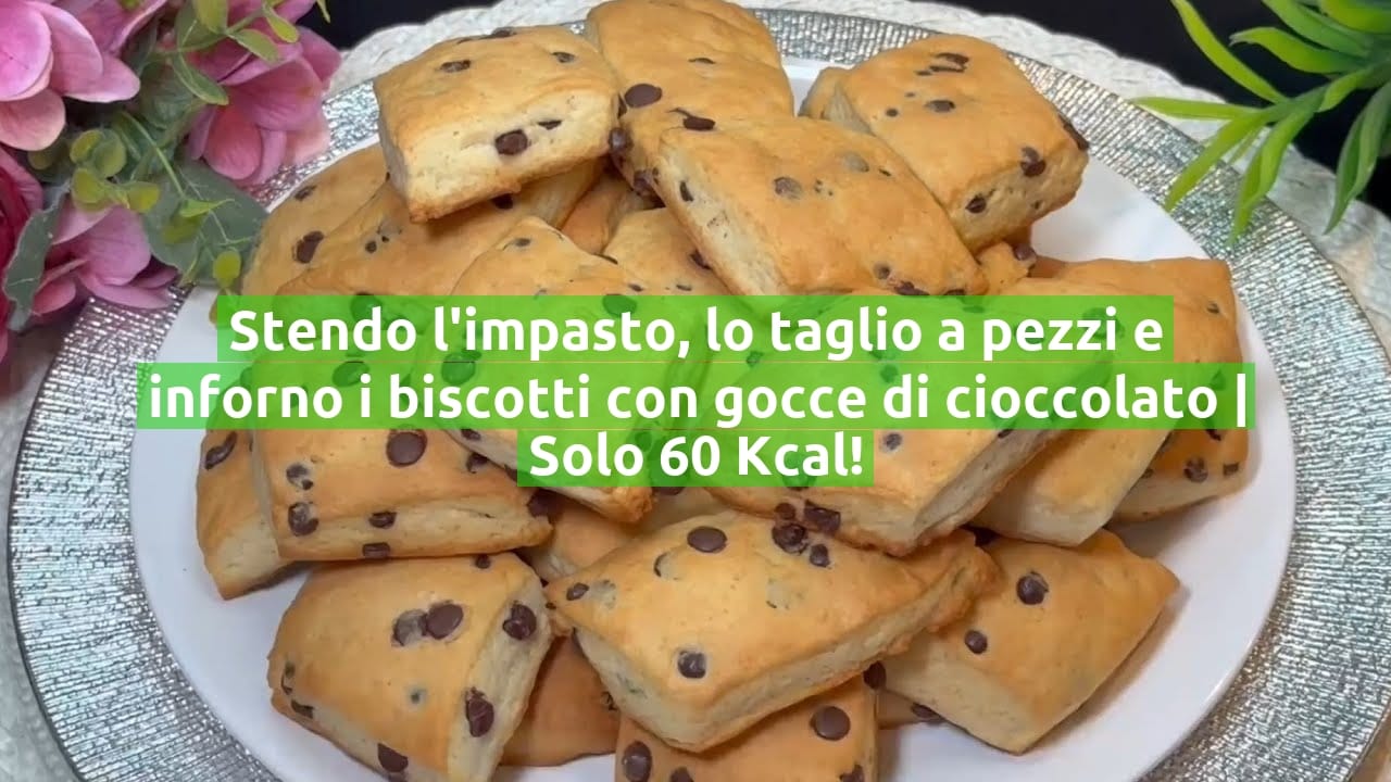 Stendo l'impasto, lo taglio a pezzi e inforno i biscotti con gocce di cioccolato | Solo 60 Kcal!