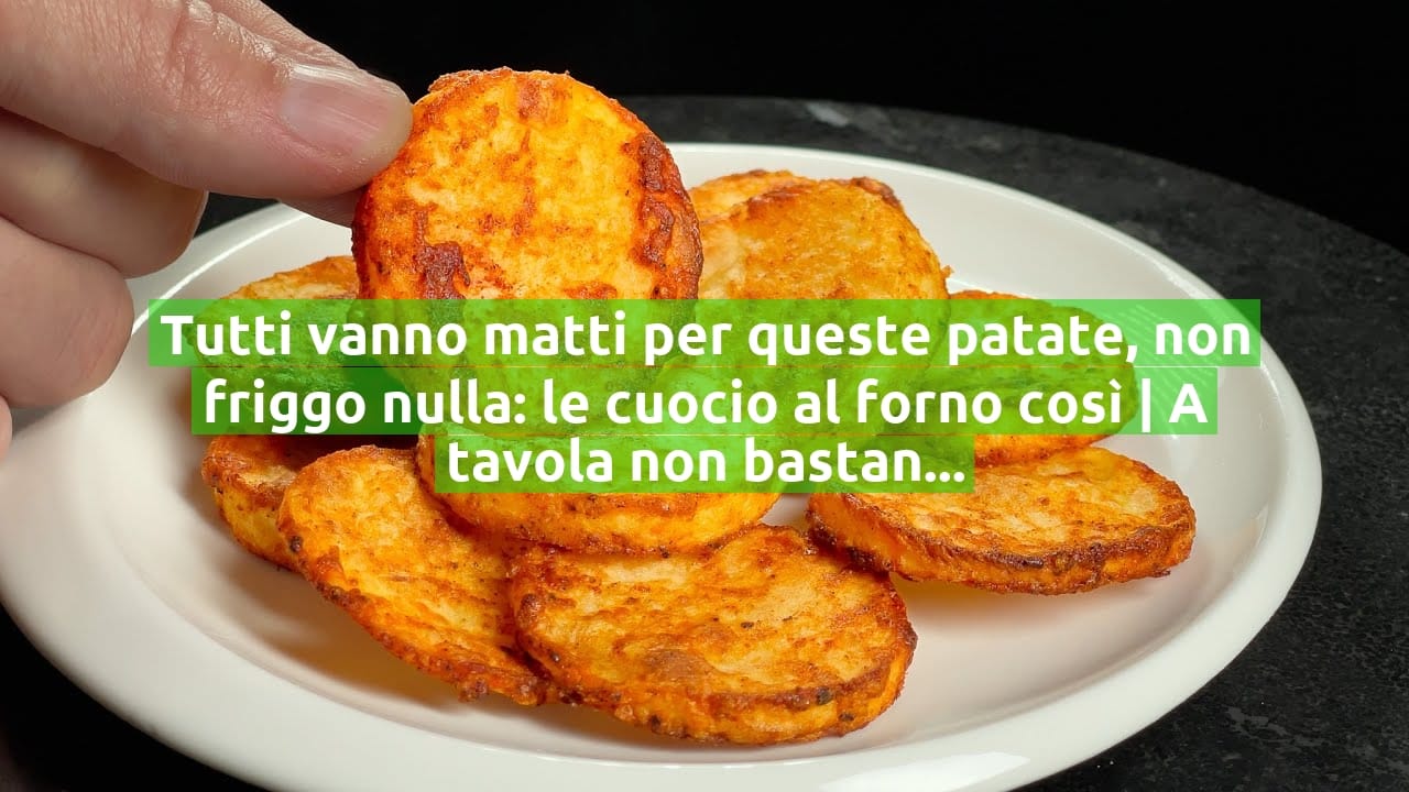 Tutti vanno matti per queste patate, non friggo nulla: le cuocio al forno così | A tavola non bastano mai!