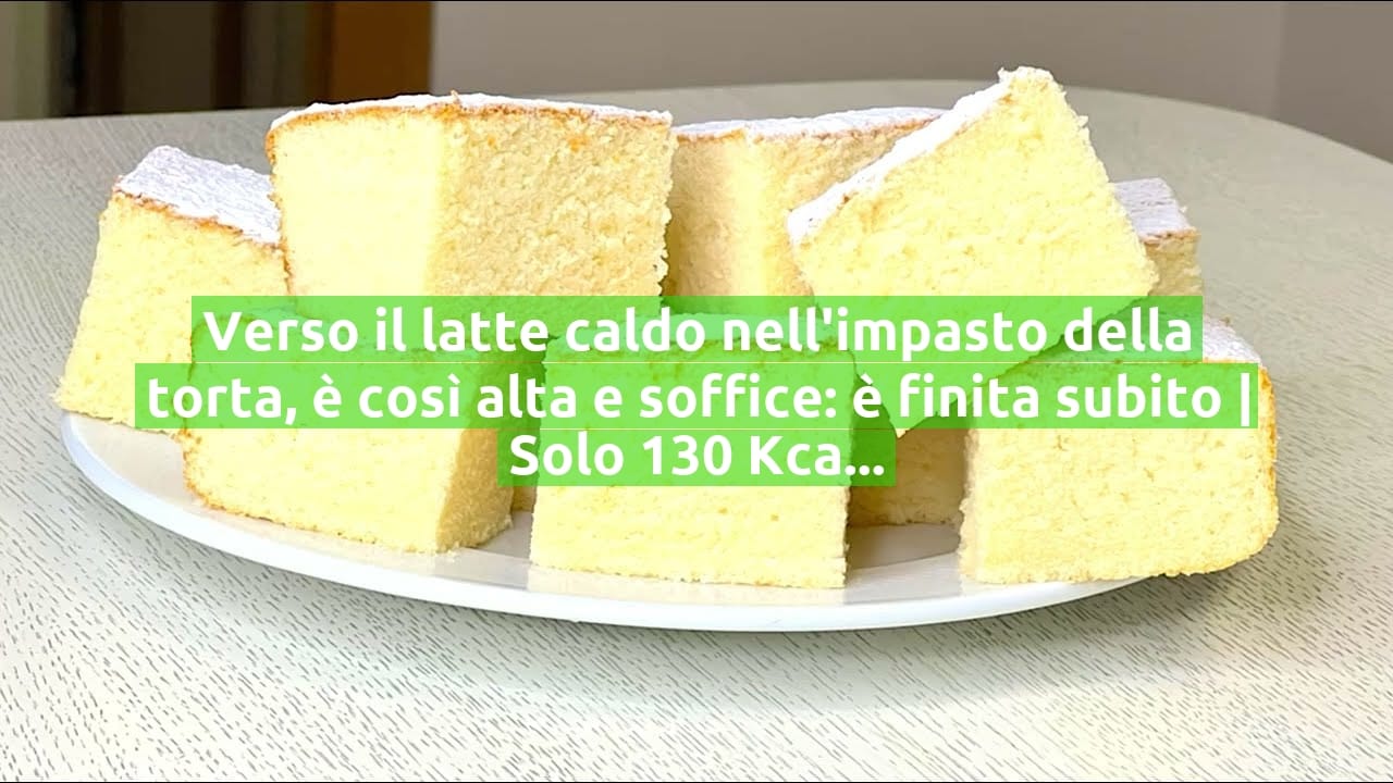 Verso il latte caldo nell'impasto della torta, è così alta e soffice: è finita subito | Solo 130 Kcal!