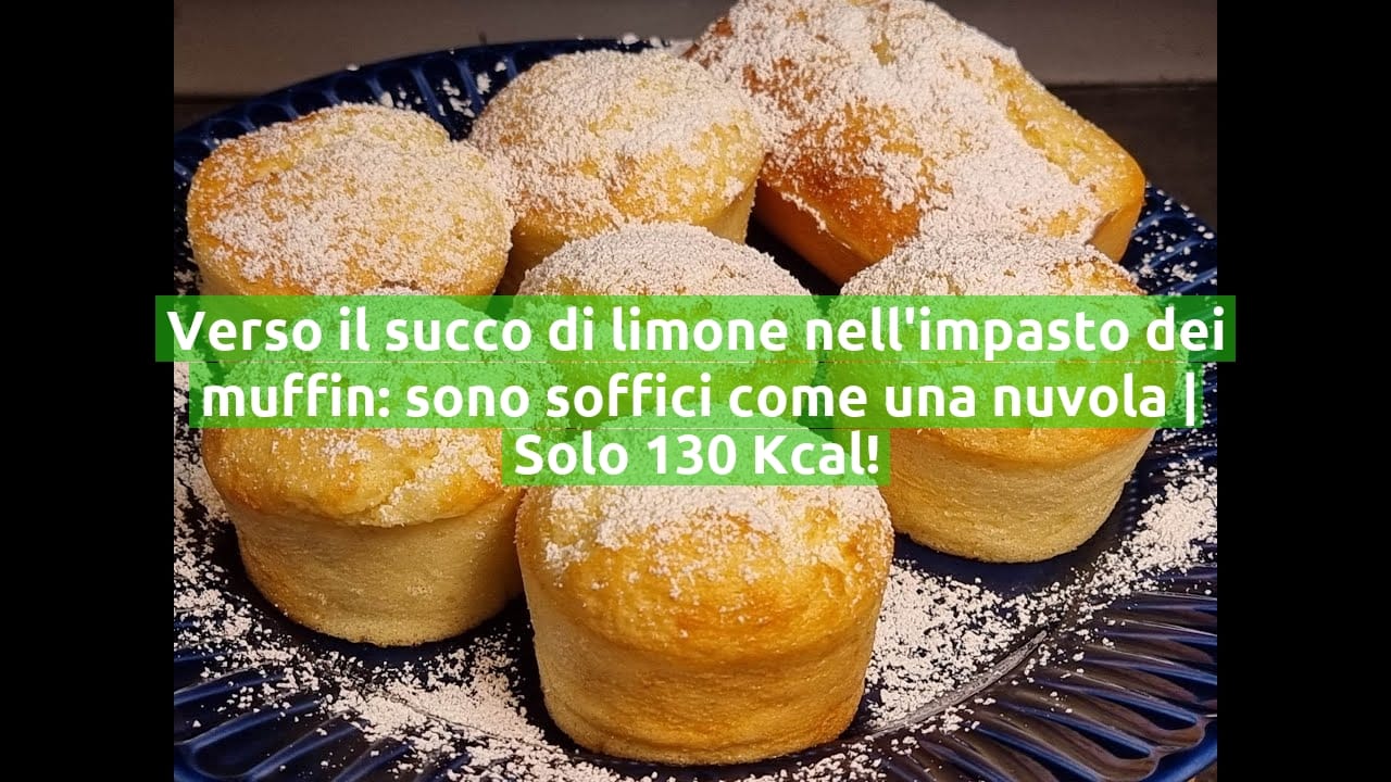 Verso il succo di limone nell'impasto dei muffin: sono soffici come una nuvola | Solo 130 Kcal!