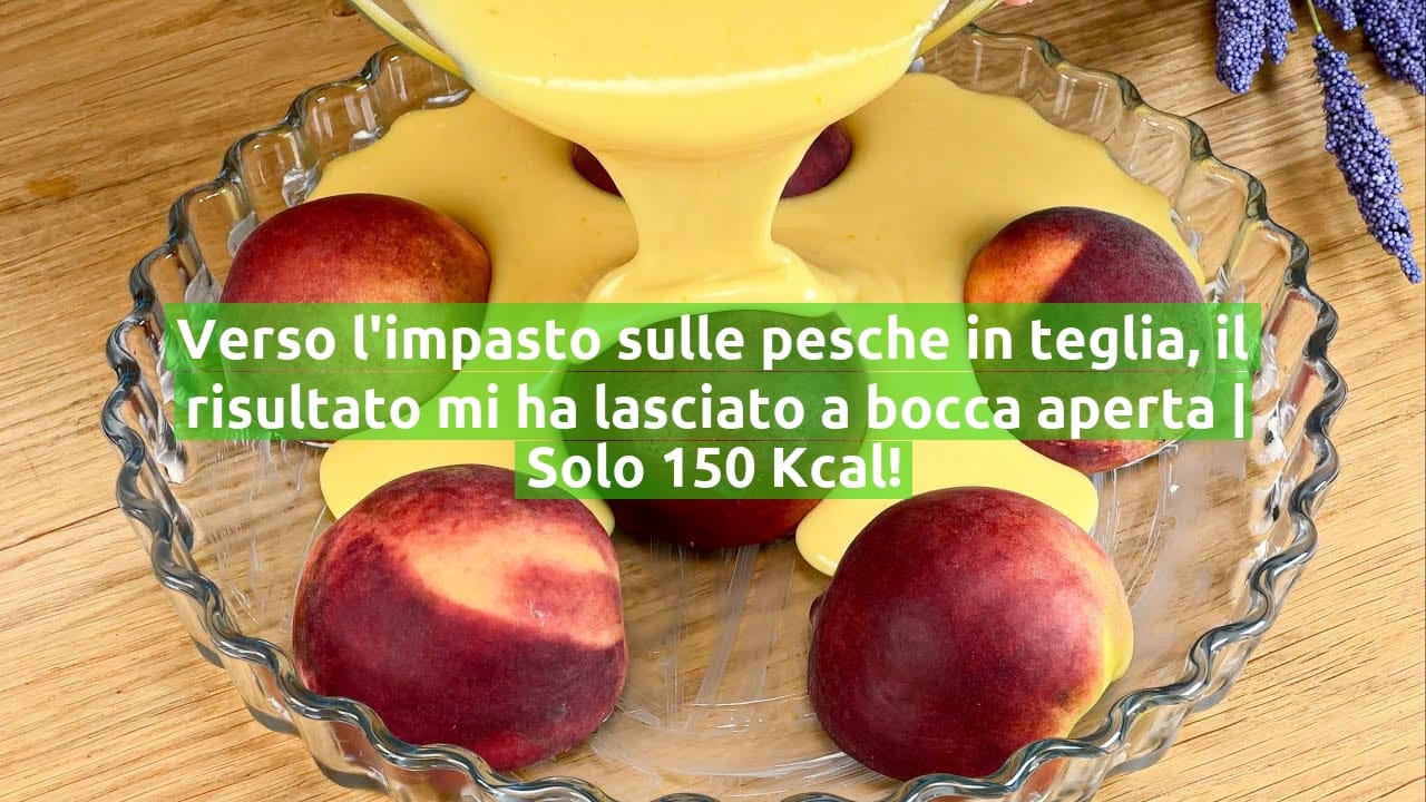 Verso l'impasto sulle pesche in teglia, il risultato mi ha lasciato a bocca aperta | Solo 150 Kcal!