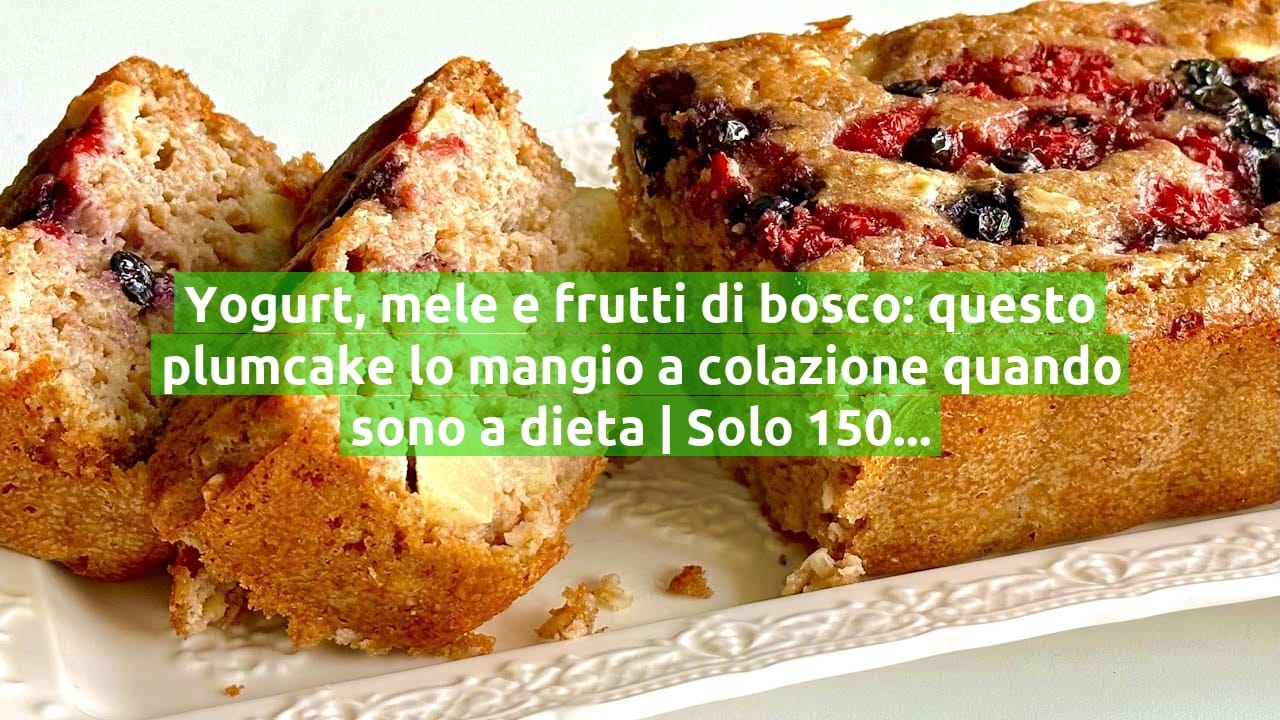 Yogurt, mele e frutti di bosco: questo plumcake lo mangio a colazione quando sono a dieta | Solo 150 Kcal!