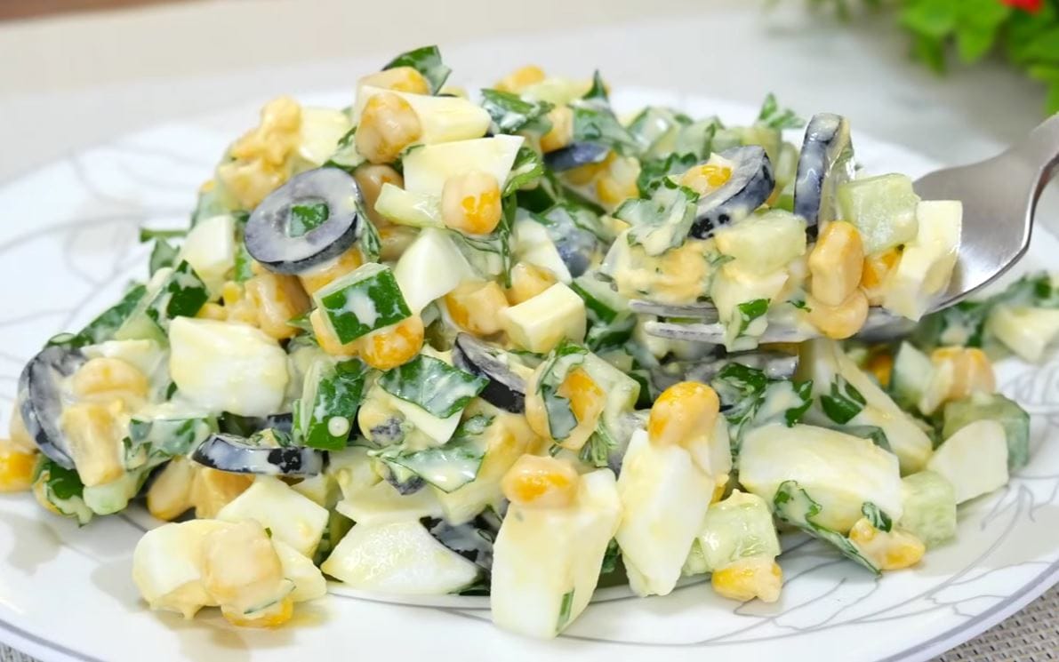 Insalata di cetrioli, uova sode e mais