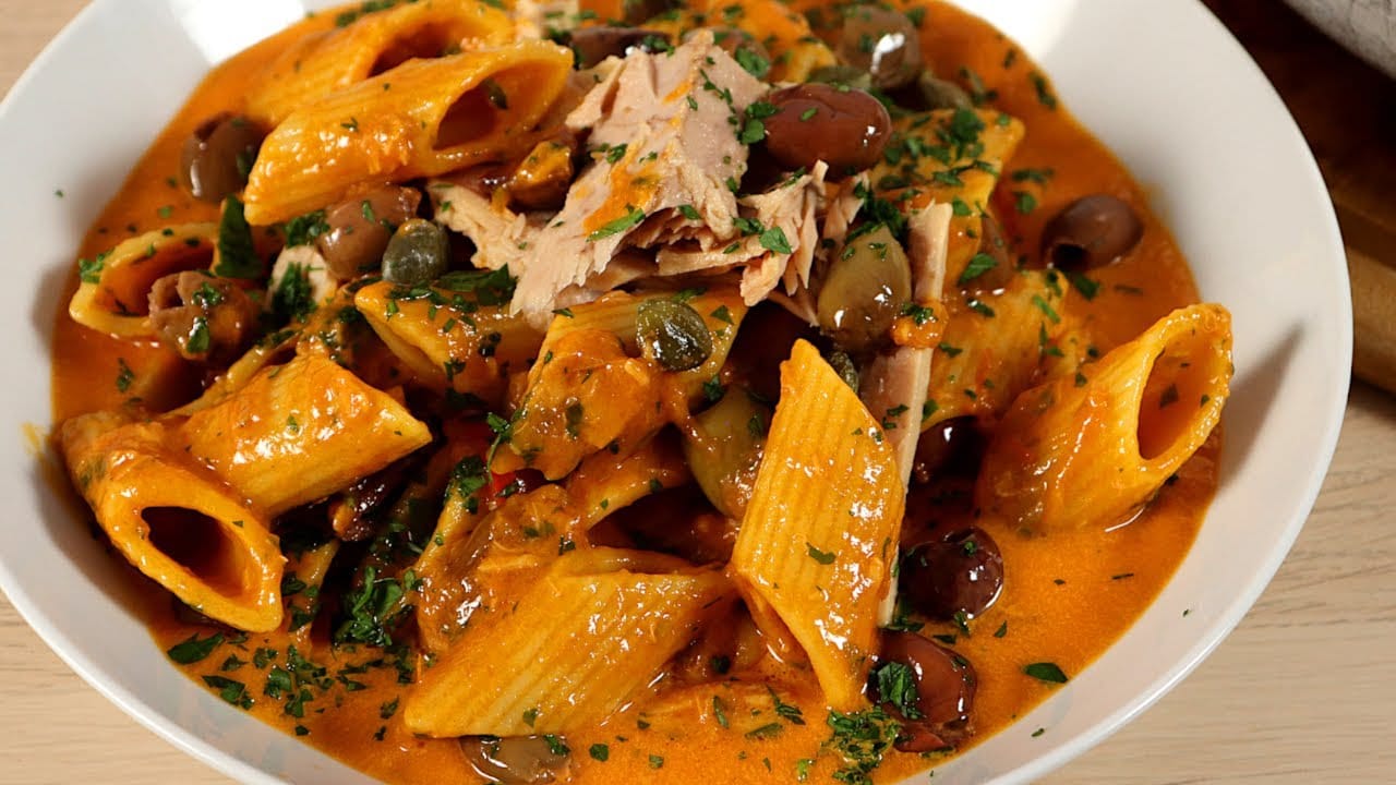 Pasta al tonno, peperoni e olive taggiasche