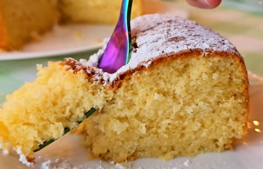 Torta sofficissima della colazione, non mi stancherei mai di gustarla appena sveglia: è all’arancia proprio come piace a me!