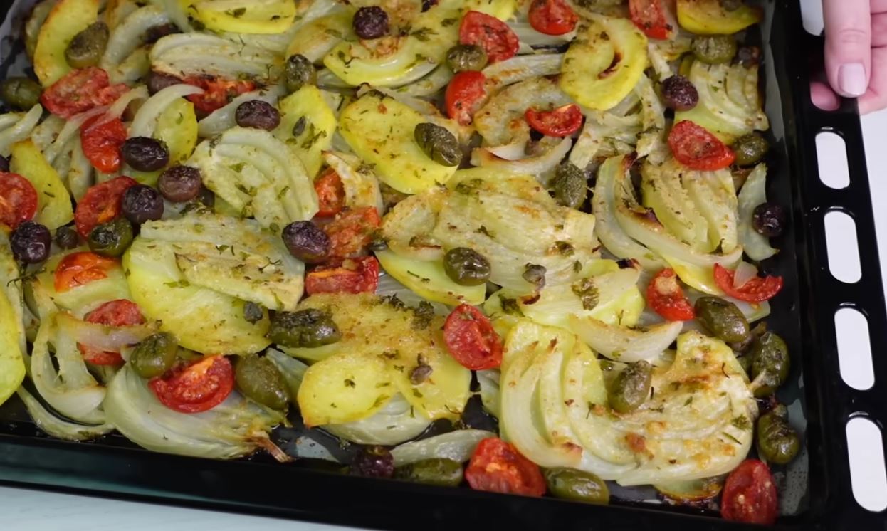 Finocchi, patate, pomodorini e cipolla al forno