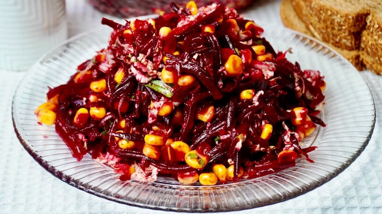 Insalata di barbabietola, cavolo e mais