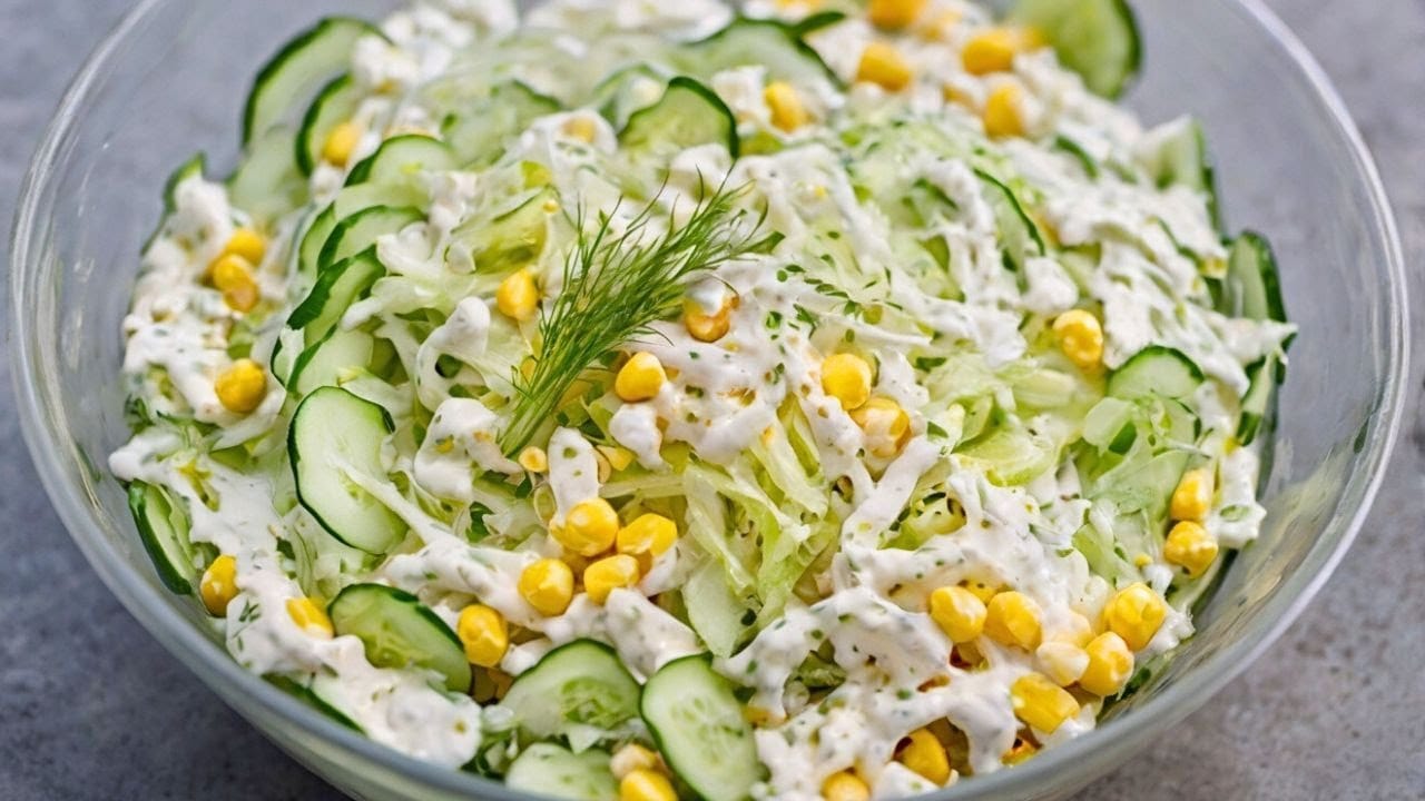 Insalata di cavolo, cetriolo e mais
